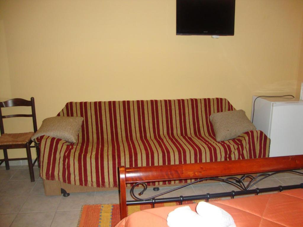 Pírgos Dhiroú Kafiona Guesthouse חדר תמונה